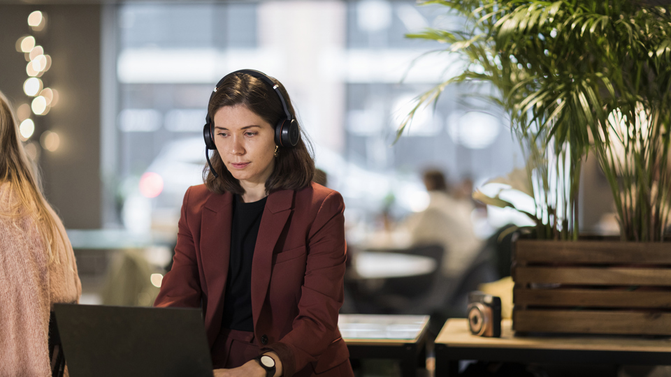 Kvinna med dator och headset