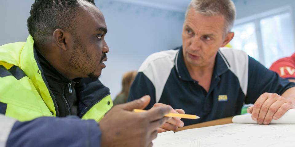 En lärare och en elev samtalar